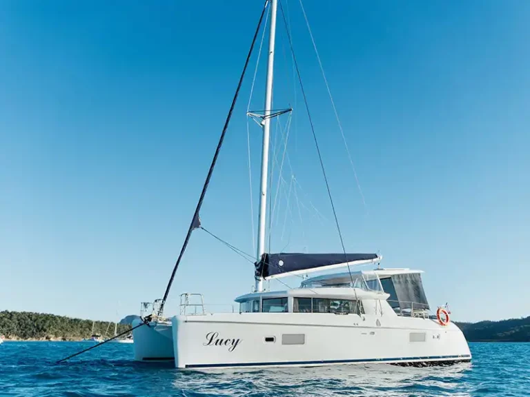 luxury yacht hire airlie beach